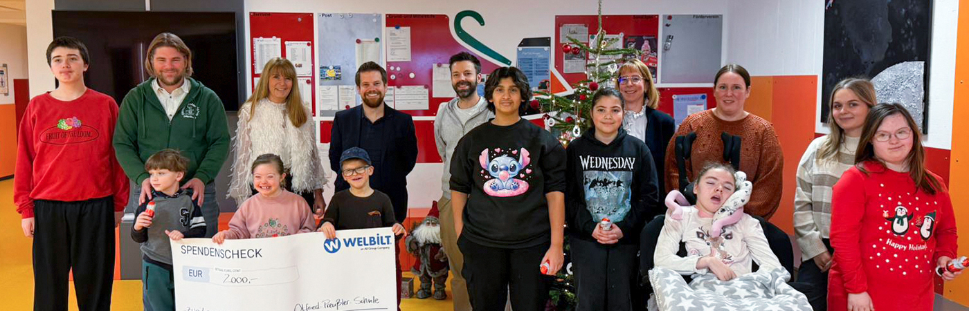 Übergabe eines Spendenschecks der Welbilt Deutschland GmbH an die Otfried-Preußler-Schule in Dillenburg – Mitarbeitende, Lehrkräfte und Kinder gemeinsam vor Ort.